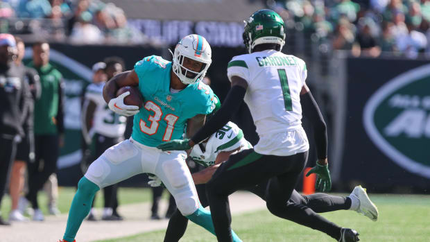 Dolphins' RB Raheem Mostert runs at Jets' CB Sauce Gardner